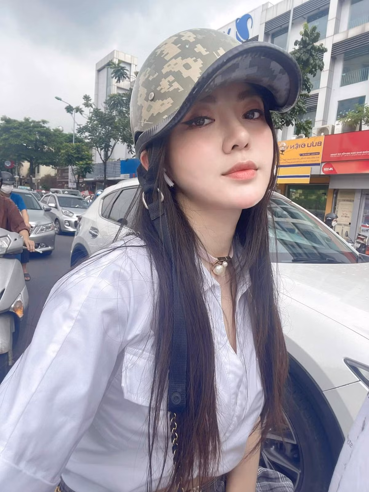 Thời gian gần đây Tú Linh thường xuyên đăng tải hình ảnh cá nhân lên MXH, tuy nhiên gương mặt của cô làm nhiều người bất ngờ bởi có phần hơi khác lạ.