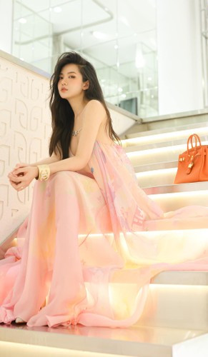 Mỗi lần đăng ảnh là Tú Linh lại nhận được hàng nghìn lượt thích bởi vẻ ngoài xinh đẹp.