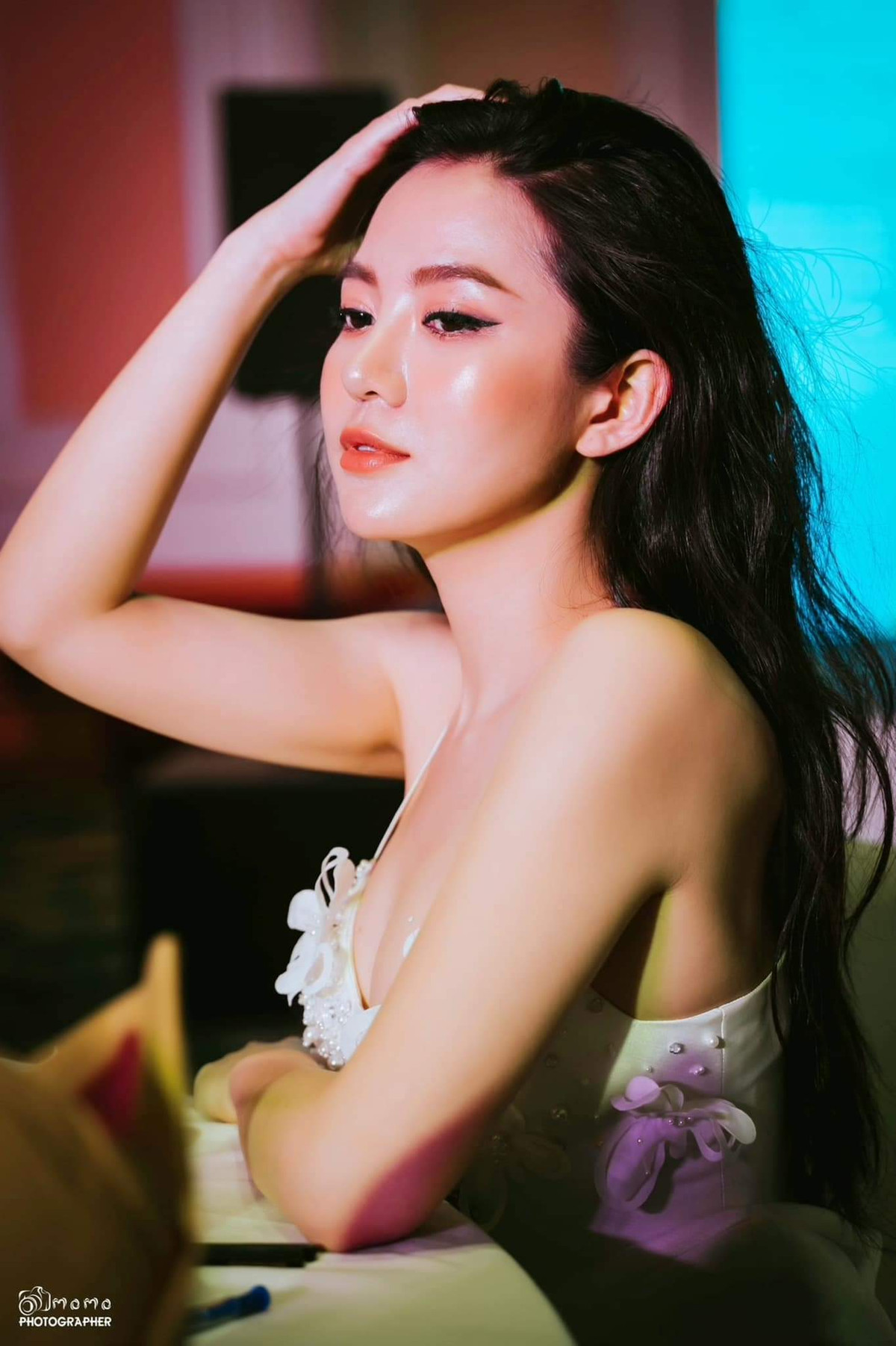 Trở về Việt Nam sau thời gian du học tại Pháp, hot girl Tú Linh bén duyên với nghề MC thể thao. Bên cạnh đó, cô nàng còn kinh doanh thêm cùng với gia đình. Ảnh: MoMo Photographer