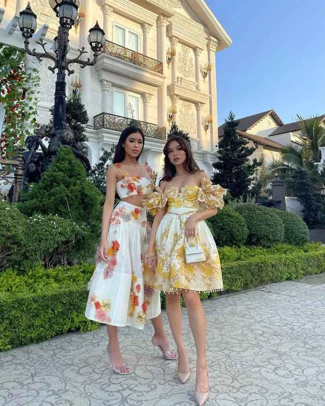 Ashleigh Huỳnh sống chủ yếu ở Sydney (Australia) nhưng vẫn thường xuyên về Việt Nam thăm Tiên Nguyễn.