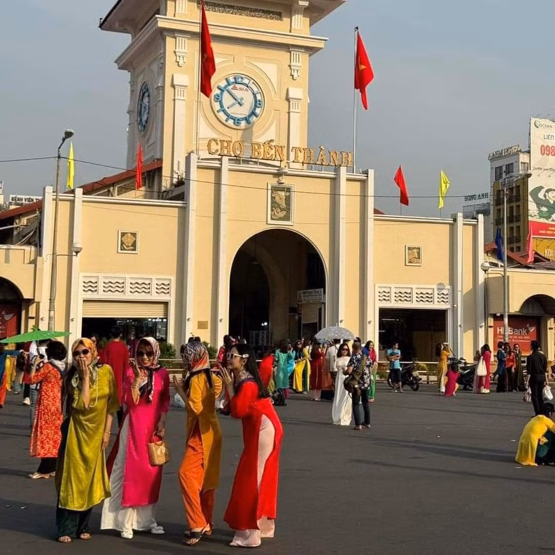 Chụp ảnh áo dài Tết là một trong những hoạt động yêu thích của giới trẻ Hà thành trước mùa Tết. Tuy nhiên, do nhu cầu cao nên một số địa điểm tại Hà Nội hay TP HCM đã quá tải trong việc phục vụ các chụp ảnh.