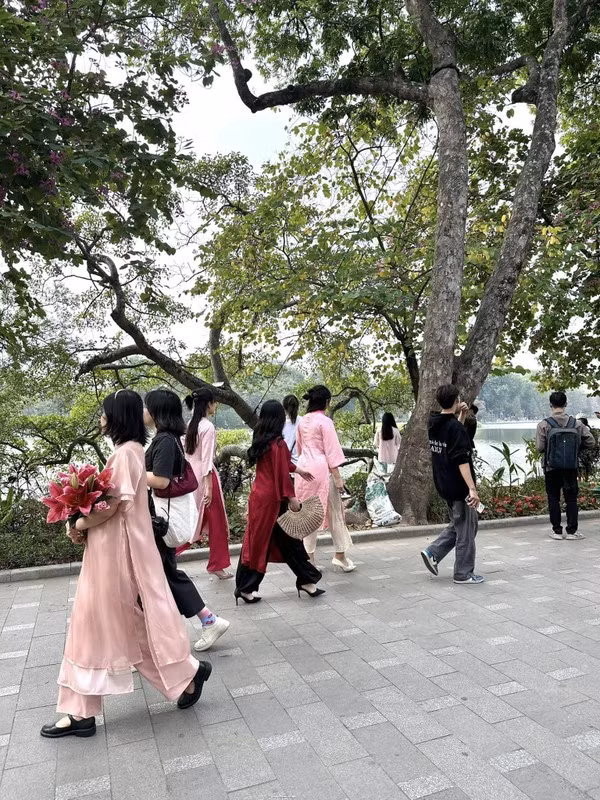 Ngoài con phố Tạ Hiện, khu vực hồ Hoàn Kiếm cũng là địa điểm chụp ảnh áo dài Tết thu hút giới trẻ Hà thành.