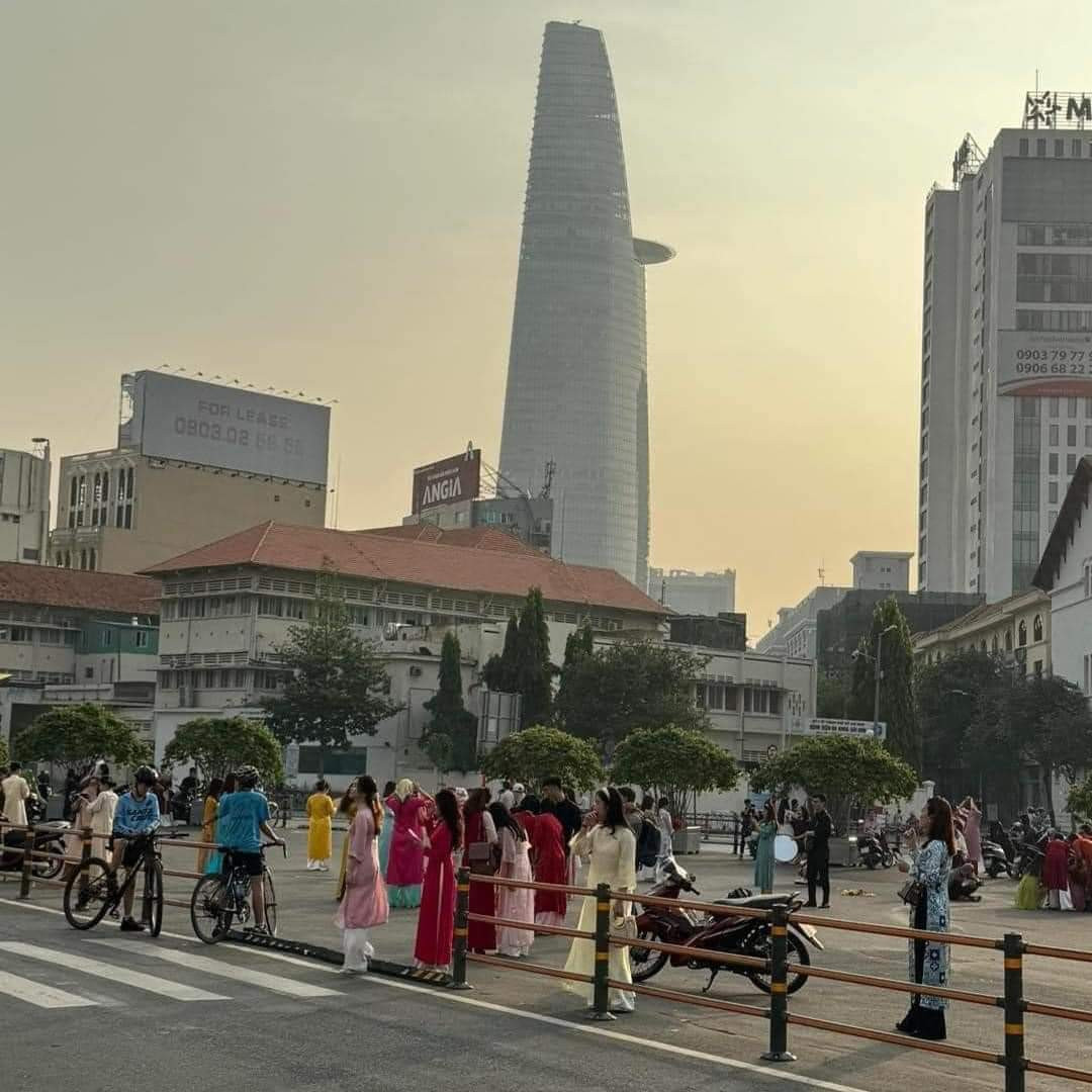 Chỉ trong bán kính vài chục mét trước cổng chợ bến Thành, hàng trăm bạn trẻ đang chờ để được tạo dáng và cho ra những bức ảnh phục vụ việc sống ảo dịp Tết sắp tới.