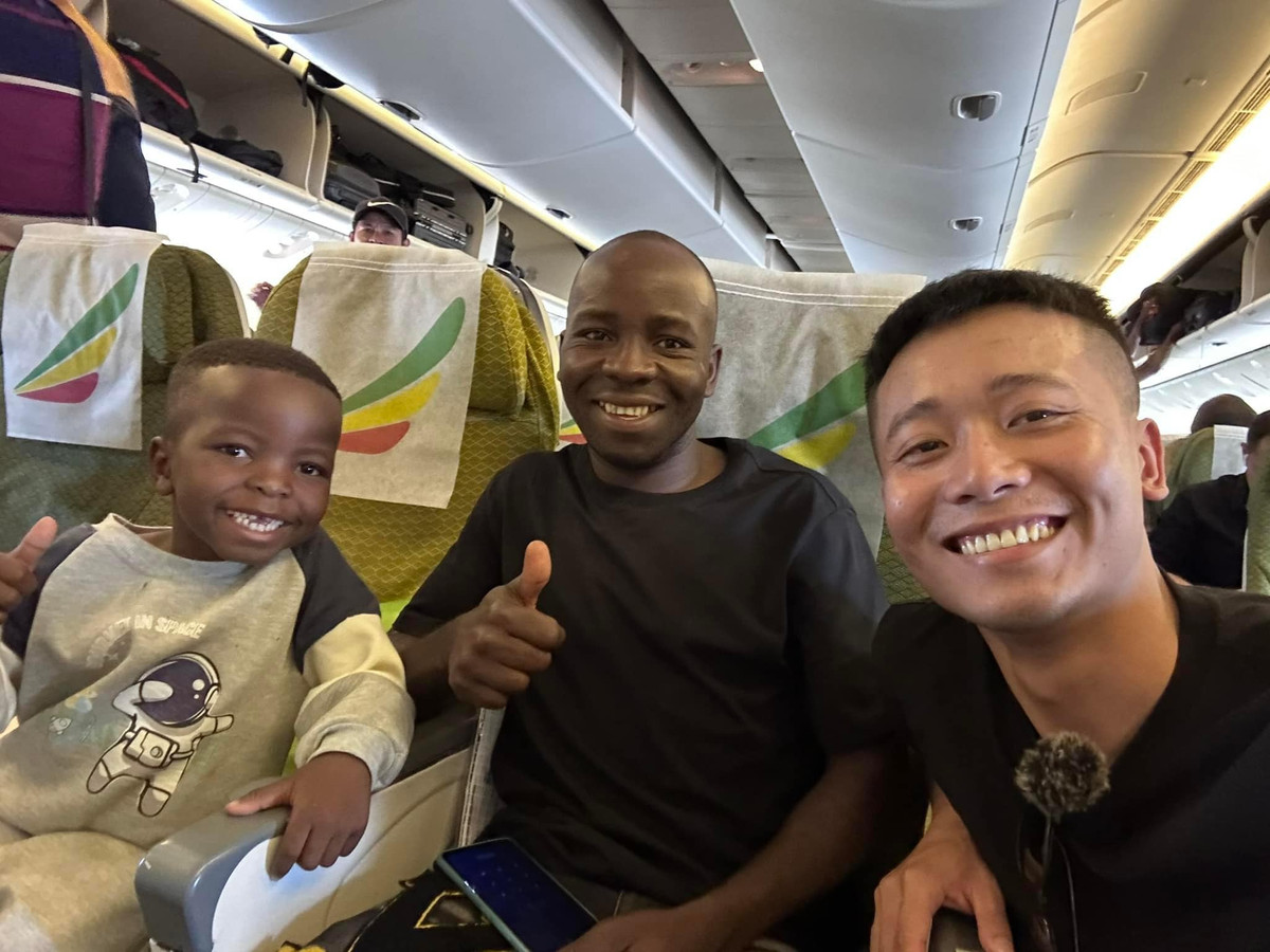 Ngày 20/4 vừa qua, khi Quang Linh Vlogs cùng bố con Lôi đáp máy bay tại sân bay Nội Bài (Hà Nội), nhiều người hâm mộ của Lôi đã có mặt để chào đón. Ngoài việc chụp ảnh và giao lưu, mọi người còn gửi tặng cho cậu bé này rất nhiều hoa, chẳng thua kém gì sao hạng A.