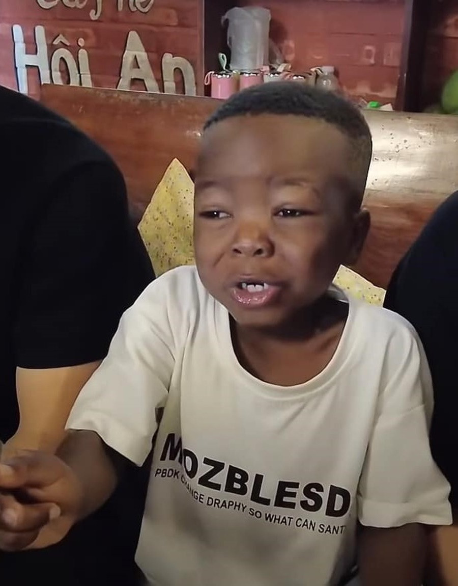 Theo đó, khi đến một quán cafe, Lôi Con lần đầu được thưởng thức món kem xôi Việt Nam. Ban đầu, "idol giới trẻ" này khá loay hoay nhưng khi được Quang Linh giúp đã có thể “mukbang” một miếng rất to.