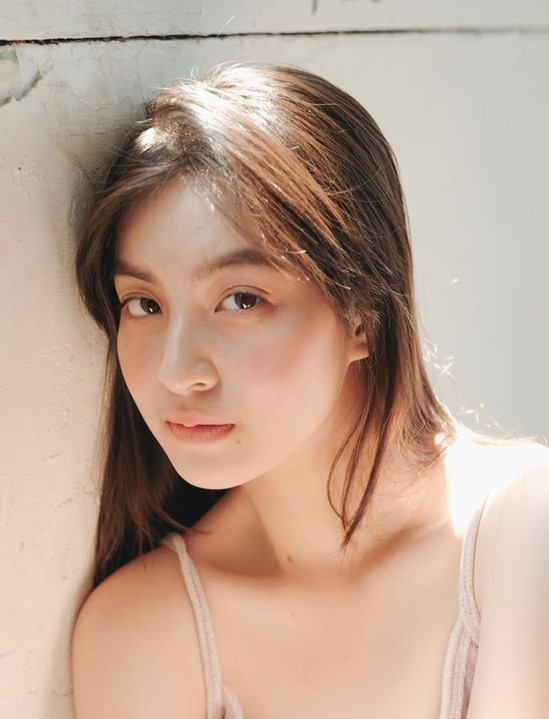 Nét đẹp mơ màng của Thảo Tâm không làm lu mờ đi tính cách sôi nổi, tự tin và nhiều năng lượng của cô bạn.