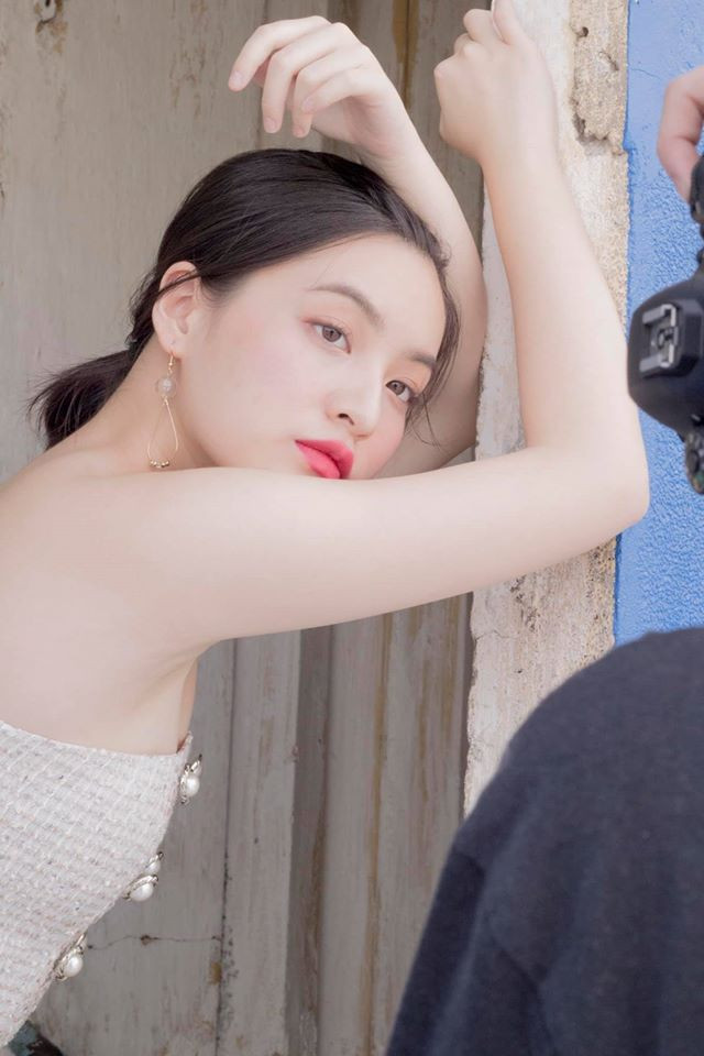 Theo dân tình nhận xét, Nhìn nghiêng có thể thấy, hot girl Ielts 8.5 có góc nghiêng thần thánh dễ khiến nhiều người nhầm sang chị đẹp Thái Lan Baifern. Cả hai đều sở hữu gương mặt khả ái với chiếc cằm Vline và sống mũi thẳng đắt giá.