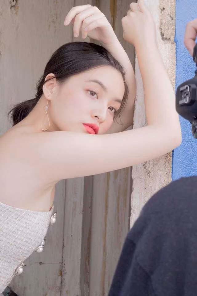 Theo dân tình nhận xét, Nhìn nghiêng có thể thấy, hot girl Ielts 8.5 có góc nghiêng thần thánh dễ khiến nhiều người nhầm sang chị đẹp Thái Lan Baifern. Cả hai đều sở hữu gương mặt khả ái với chiếc cằm Vline và sống mũi thẳng đắt giá.