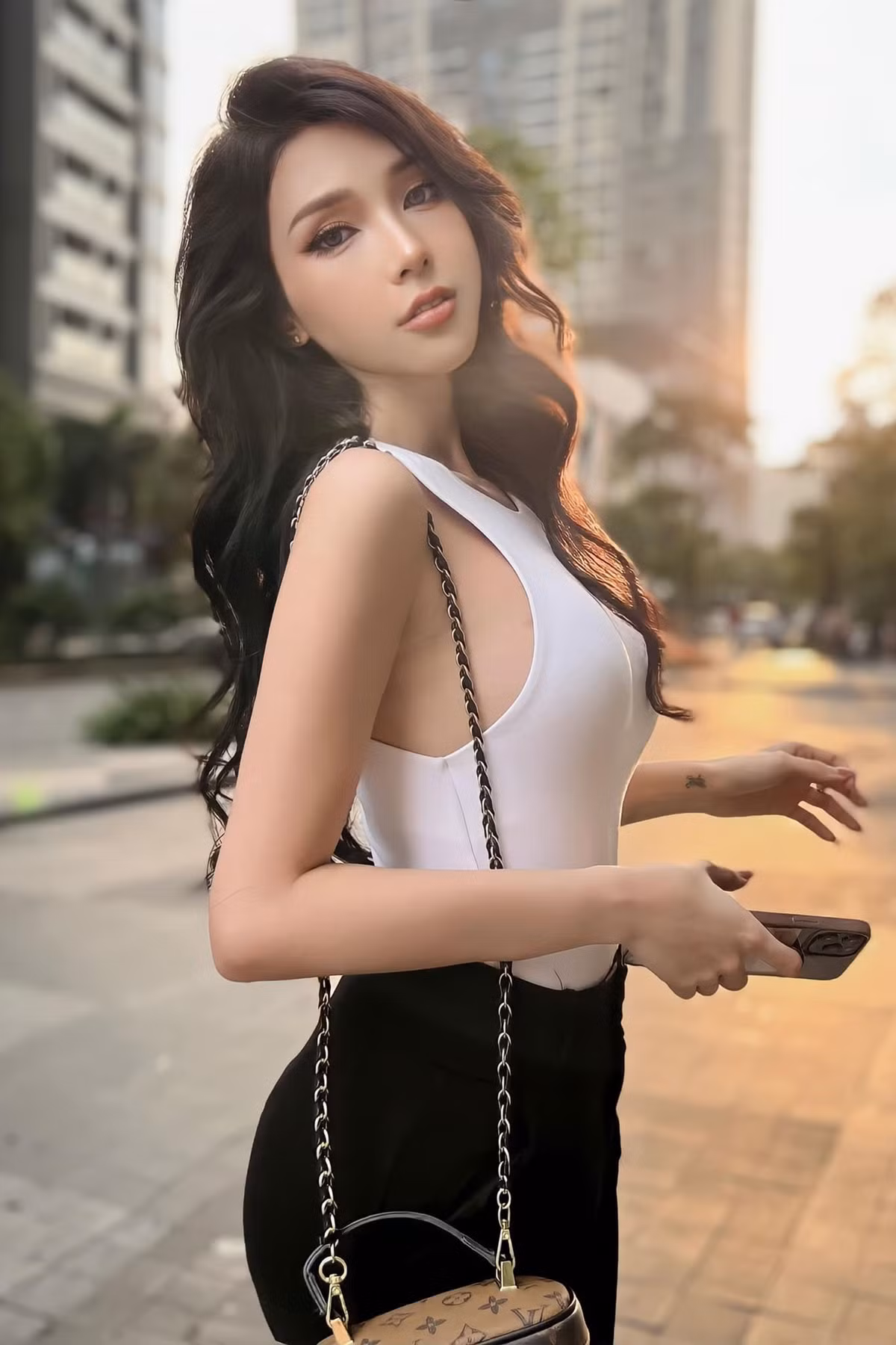 Khởi Minh sinh năm 1997, hiện là người mẫu ảnh, KOL tại TP HCM. Cô muốn rèn giũa bản lĩnh, chứng minh năng lực bản thân nên quyết định thi Hoa hậu Chuyển giới Việt Nam.