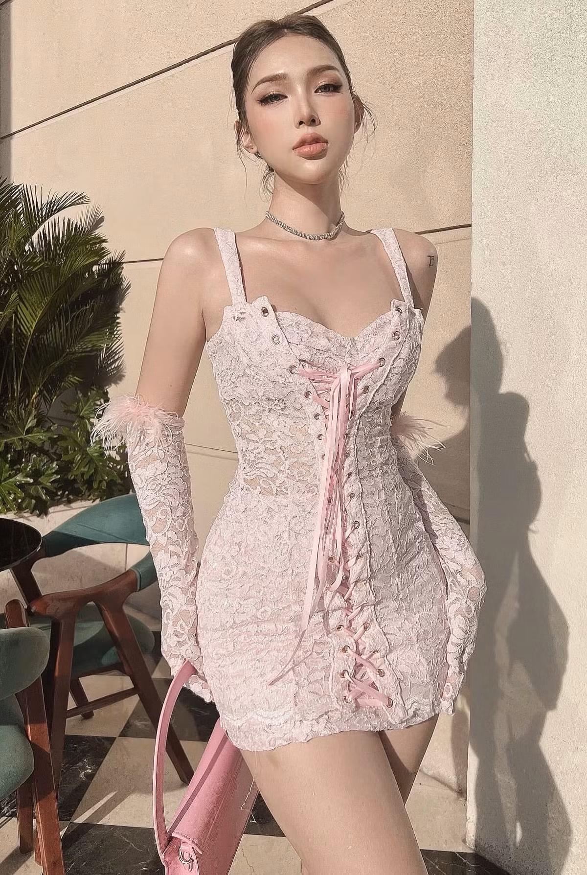 Nói về quá khứ, Khởi Minh cho biết lúc mẹ mang thai, bố cô đã mong muốn em bé trong bụng là con gái nên khi sinh ra là con trai, ông hụt hẫng.