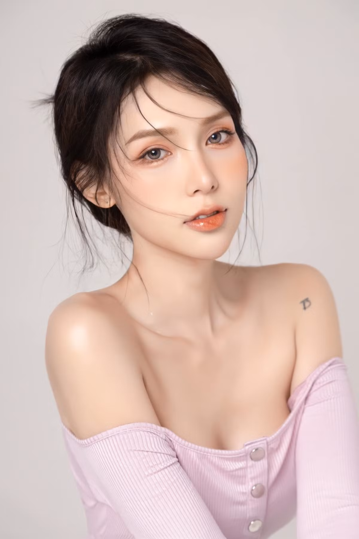 Khởi Minh được khán giả nhận xét có sắc vóc giống Hoa hậu Chuyển giới Thái Lan Yoshi Rinrada Thurapan ở một số khoảnh khắc.