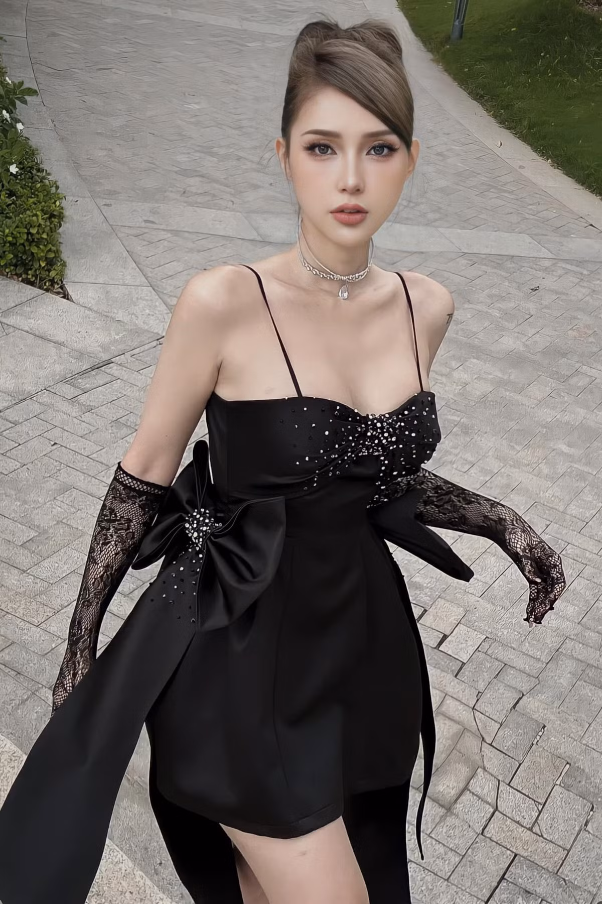 Khởi Minh tự nhận tính cách mình ngày bé nhẹ nhàng, thùy mị, chỉ thích chơi với các bạn nữ trong lớp và thường sắm vai búp bê, công chúa. Thời trung học, cô là nạn nhân bị kỳ thị giới tính.