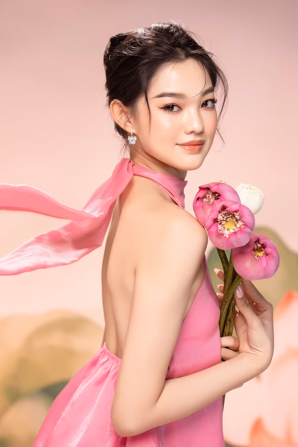 Bé Quyên là một trong số những người đẹp từng nhận được nhiều chú ý trong cuộc thi Hoa hậu Việt Nam 2022. Tuy không đăng quang ngôi vị cao nhất song cô nàng này nhận được nhiều lời mời làm người mẫu chụp ảnh, diễn thời trang và từng bước tiến vào làng giải trí.