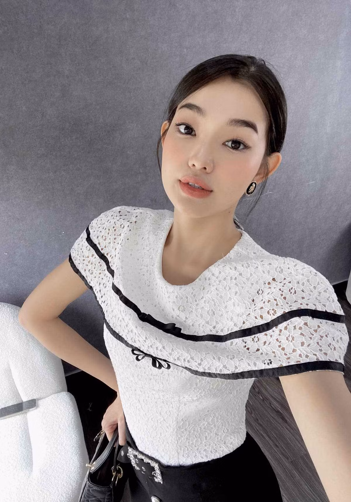 Sở hữu gương mặt đẹp cùng vóc dáng cuốn hút, thế nên hầu như không có kiểu đồ nào làm khó được Bé Quyên.