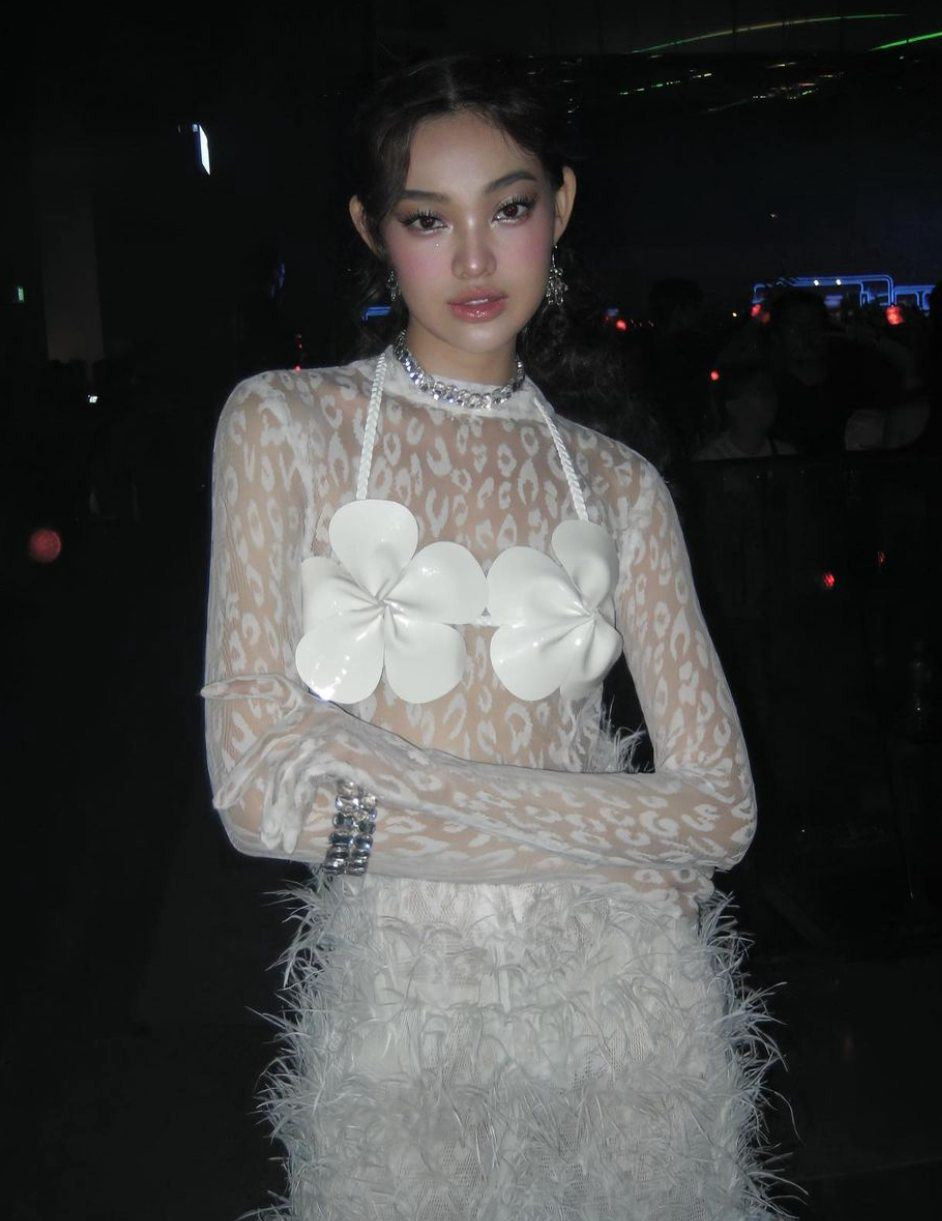 Làn da trắng nõn nên Bé Quyên có thể diện rất đẹp những kiểu đồ theo các phối màu khác nhau.