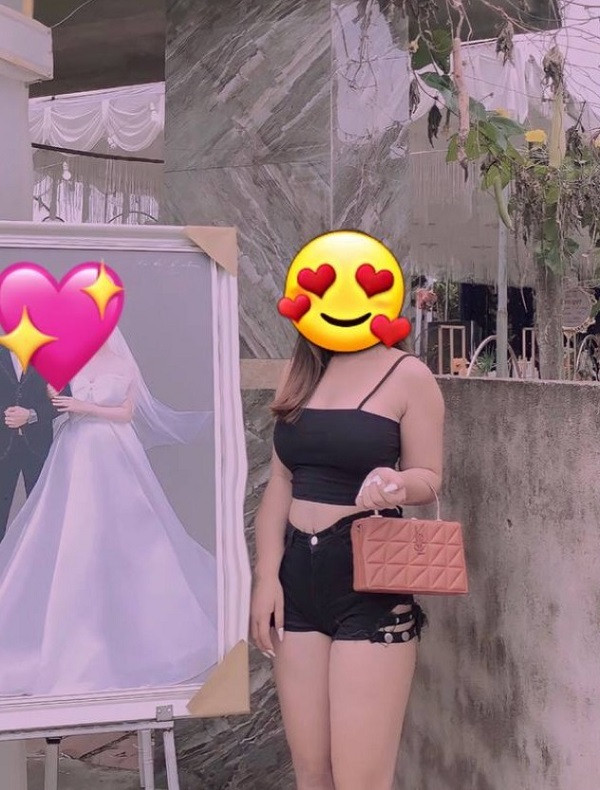 Mới đây, người dùng MXH lại tranh cãi khi xuất hiện hình ảnh 2 cô gái diện quần đùi, áo dây đi dự đám cưới. Ngay lập tức, gu ăn mặc phản cảm của cô gái trên trở thành chủ đề gây tranh cãi.