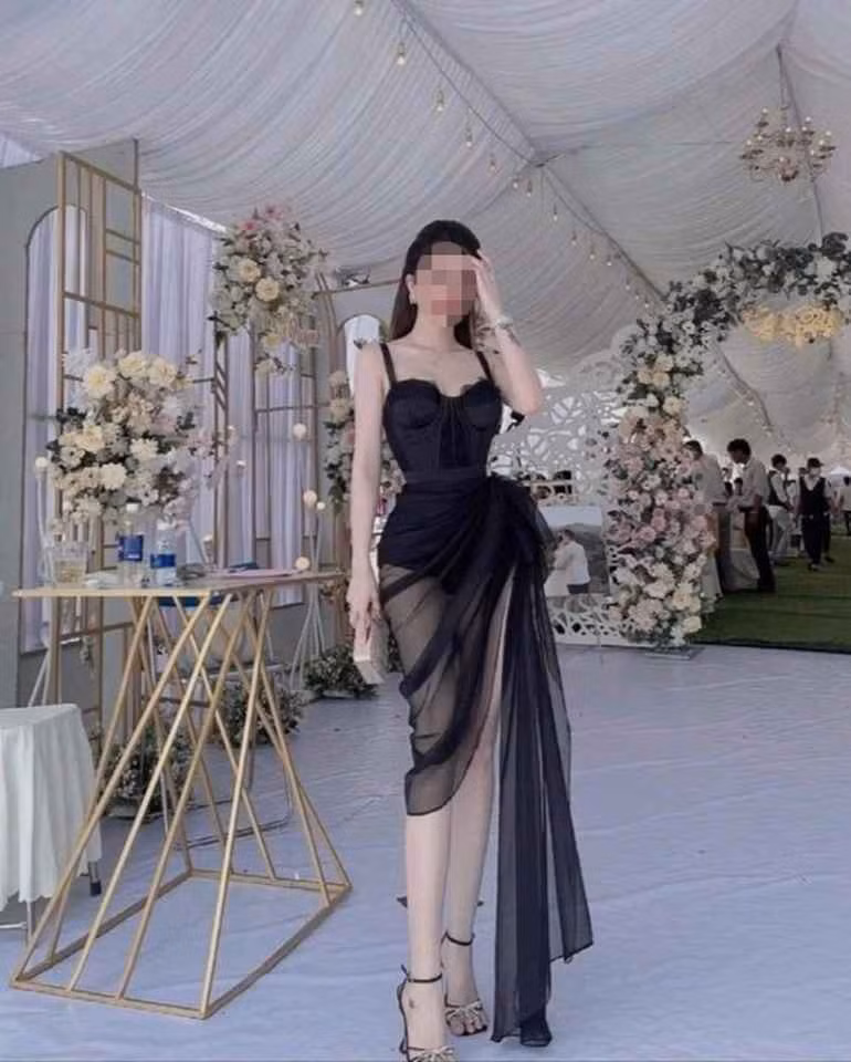 Trước đó cũng có không ít trường hợp bị chỉ trích vì ăn mặc quá lồng lộn khi đi đám cưới.