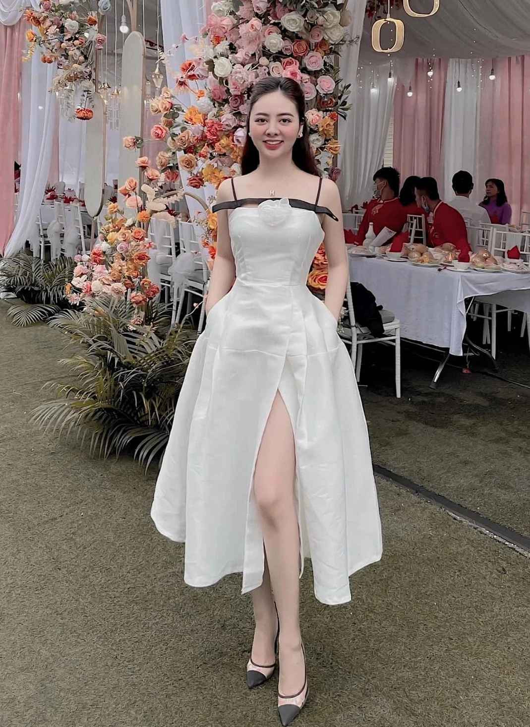 Vấn đề nằm ở khía cạnh, người thì mặc quá lộng lẫy, người thì lại lấn át cô dâu.