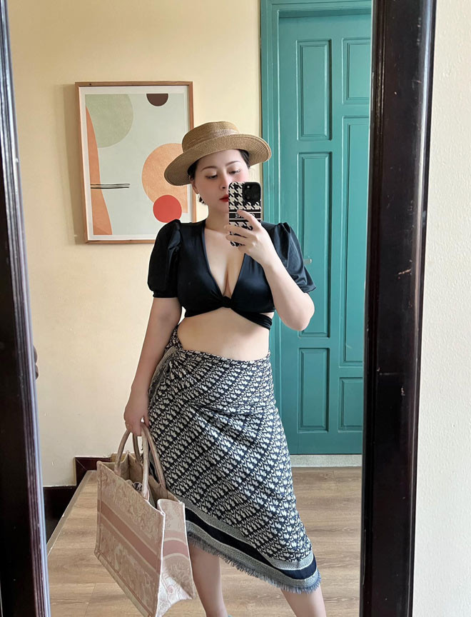 Từ một cô gái vô tư, năng động, không quá để ý đến chuyện xấu đẹp, cô đã được cuộc sống dạy cho bài học: “Con gái phải đẹp mới có nhiều cơ hội”.