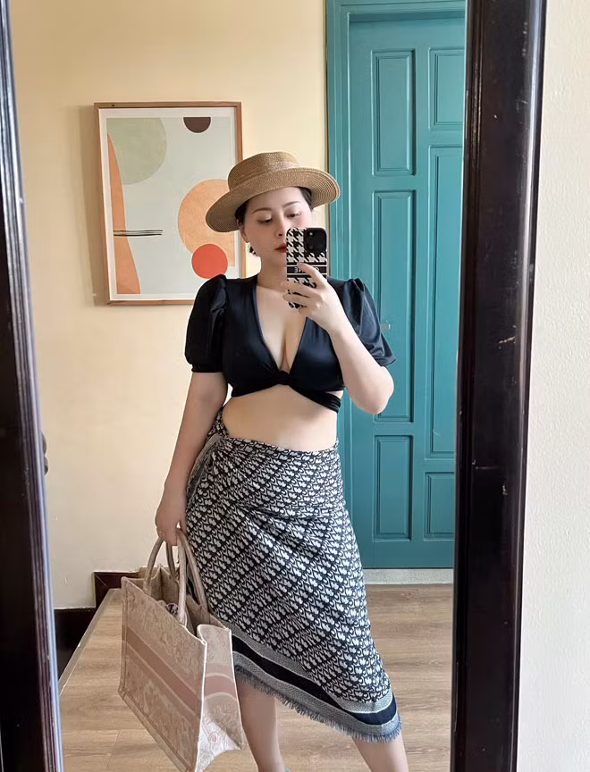 Từ một cô gái vô tư, năng động, không quá để ý đến chuyện xấu đẹp, cô đã được cuộc sống dạy cho bài học: “Con gái phải đẹp mới có nhiều cơ hội”.