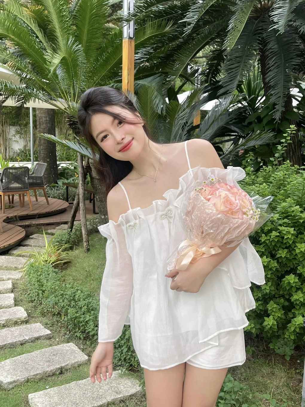 Thụy Hân (tên thật Nguyễn Thụy Bảo Hân, SN 2000) là người mẫu ảnh tự do, hoạt động chủ yếu tại TPHCM. Cô là cựu sinh viên chuyên ngành Thiết kế thời trang, Đại học Kiến trúc TPHCM (Ảnh: FBNV).