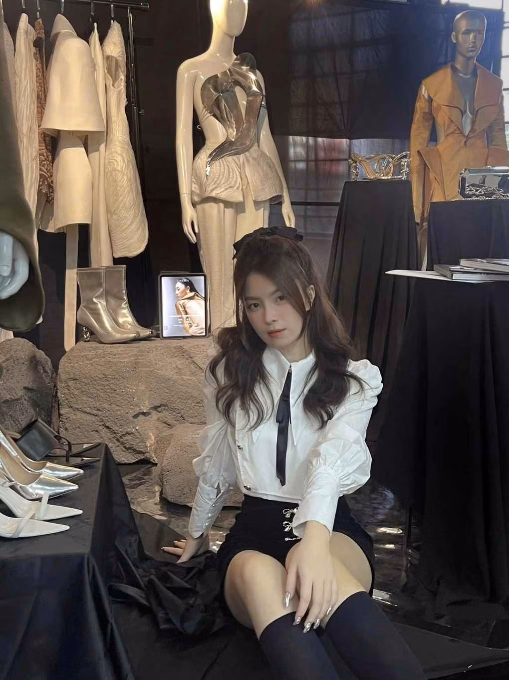 Từng được gọi với danh xưng "hot girl đeo kính", bạn gái tiền đạo Lê Minh Bình đã có sự thay đổi về ngoại hình, ngày càng trưởng thành và nữ tính hơn trước.