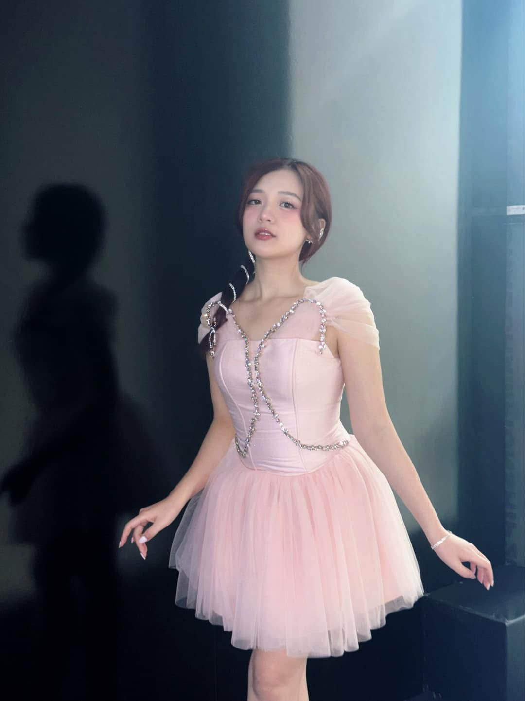 Vẫn đang làm tốt vai trò cầu nối giữa giải đấu với người xem, MC Phương Thảo hiện đang đảm nhận vị trí MC tại sự kiện AIC 2024 đang diễn ra tại TP. Hồ Chí Minh. Ở vòng bảng, cô sẽ là người phỏng vấn các tuyển thủ sau trận đấu cũng như làm content đồng hành.