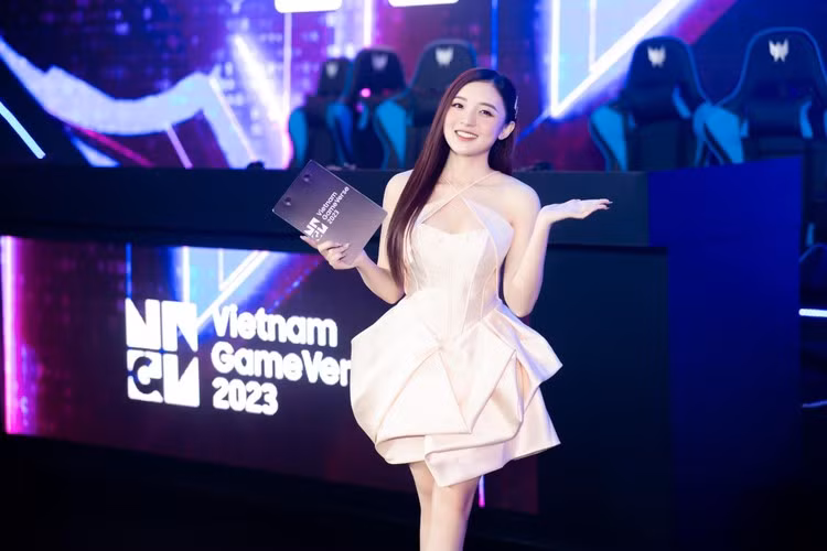 Tại vòng bảng ĐTDV mùa Đông, trong sự cố tương tự, Phương Thảo giãi bày rằnng nguyên nhân dẫn đến điều này là do cơ thể cô phù hợp với trang phục size M nhưng bản thân bất chấp bon chen váy size S nên phải "trả giá".