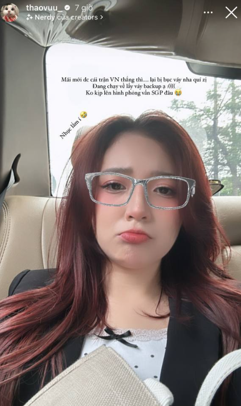 Trên dòng story, Phương Thảo cập nhật: "Mãi mới được cái trận Việt Nam thắng thì lại bục váy nha quý vị ơi. Đang chạy về lấy váy backup ạ. Không kịp lên hình phỏng vấn SGP đâu. Nhục lắm í" - nàng MC tiếc nuối. Sau đó, nữ đồng nghiệp của cô phải lên hình hỗ trợ.