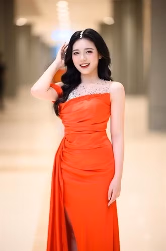 Bù lại, Phương Thảo lại sở hữu tỷ lệ hình thể cân đối cùng gương mặt xinh đẹp và lối dẫn dắt duyên dáng.