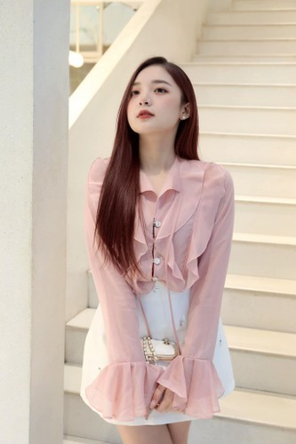 MC Phương Thảo sinh năm 1997, hiện tại đang là MC VTV từng gây ấn tượng khi dẫn một số chương trình như "Chuyện đêm muộn", "Sinh ra từ làng", "khoảnh khắc yêu thương", "VTV kết nối". Hiện tại, cô đang dẫn chương trình về eSports (thể thao điện tử).