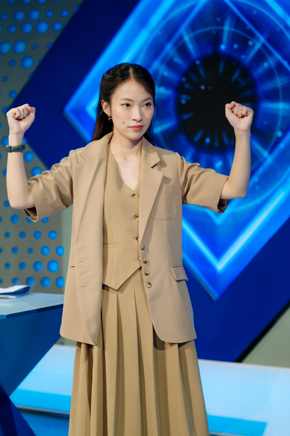 Một số thành tích hoạt động ngoại khoá ấn tượng của MC Khánh Vy có thể kể đến như: Đại diện thanh niên Việt Nam thuyết trình tại hội nghị Hành trình tiểu vùng sông Mê Kông lần thứ 13 do Trung Quốc và Thái Lan tổ chức; 1 trong 4 đại diện châu Á tham gia Ambassador Tour tại Washington, Mỹ.