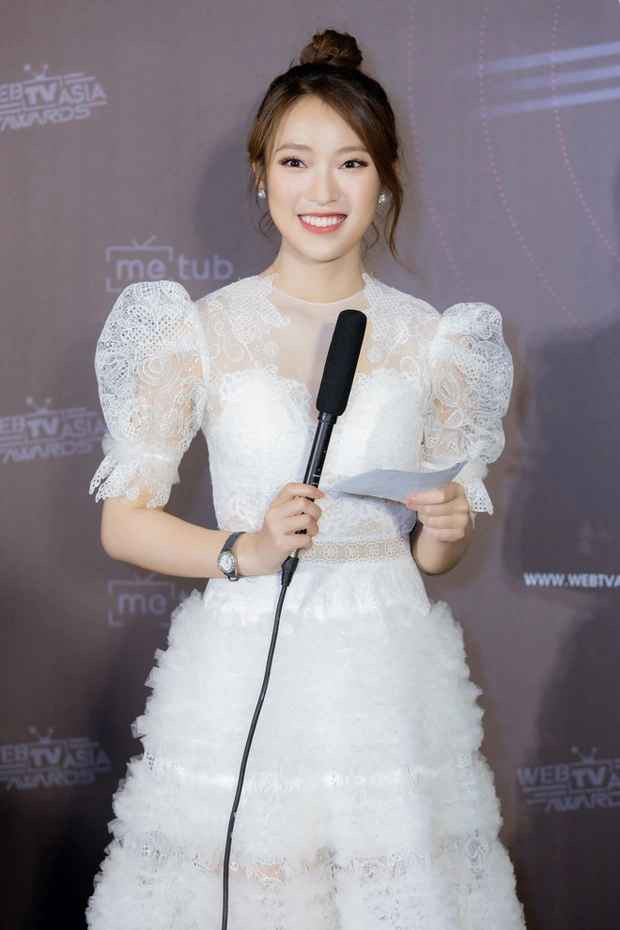 Trước khi làm việc tại VTV với vai trò MC, Khánh Vy từng nổi tiếng với biệt danh "hot girl 7 thứ tiếng" khi xuất hiện trong clip đùa vui cùng bạn bè với nhiều thứ tiếng khác nhau thời còn là học sinh trường THPT chuyên Phan Bội Châu (Nghệ An) - ngôi trường đình đám bậc nhất miền Trung.