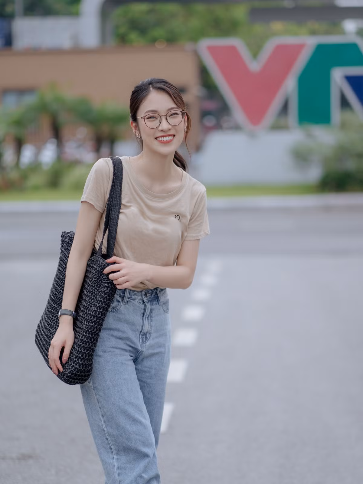 Trước trận chung kết Đường lên đỉnh Olympia mùa 22, Khánh Vy chia sẻ: "Mình cảm thấy tự hào khi hành trình của Đường Lên Đỉnh Olympia năm thứ 22 đã sắp chạm đến đỉnh Olympia cao quý, tìm ra chủ nhân của chiếc vòng nguyệt quế. Bên cạnh đó là cảm giác vô cùng biết ơn vì bản thân được đồng hành cùng chương trình, đem lại nhiều cung bậc cảm xúc cho khán giả".