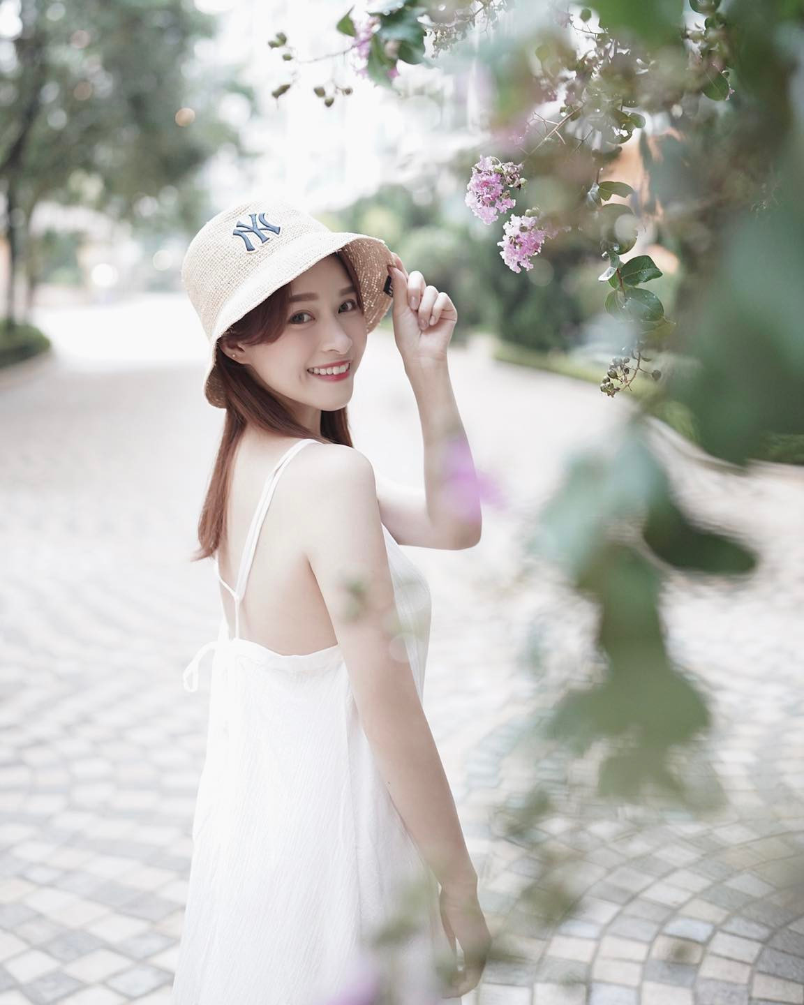 Bên cạnh công việc MC, Lý Mạn Oánh là người mẫu được yêu thích ở Hong Kong. Nhờ thân hình gợi cảm, cô thường được mời làm mẫu nội y, thời trang.