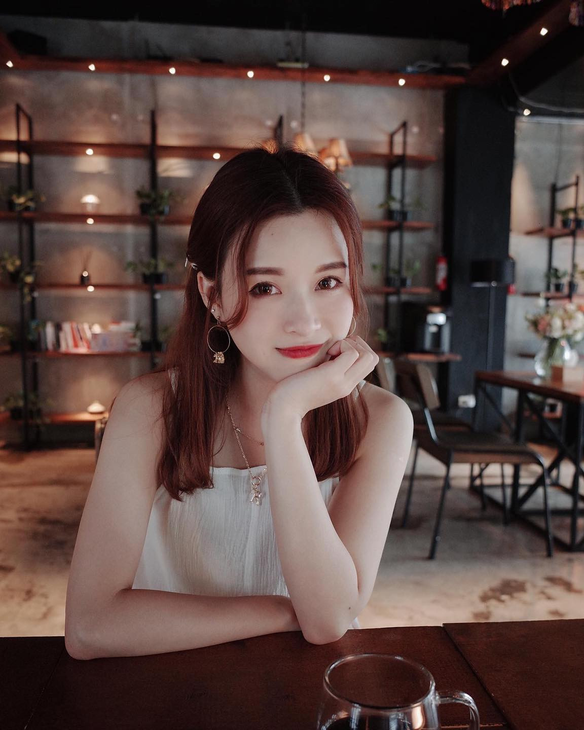 Về đời tư, người đẹp sinh năm 1990 hiện đang hẹn hò với một nhà tạo mẫu tóc đồng tính giàu có tên Joe.