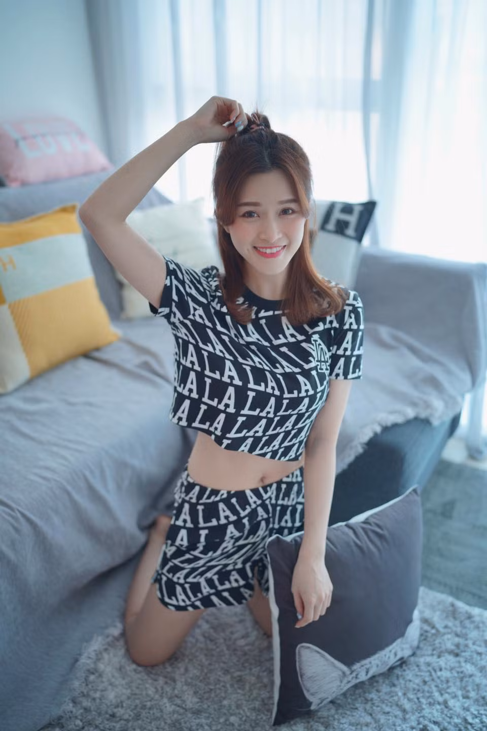 Dù có bạn đời giàu có nhưng Lý Mạn Oánh rất độc lập về tài chính. Được biết, nữ MC kiếm được kha khá tiền nhờ vào việc quảng cáo.