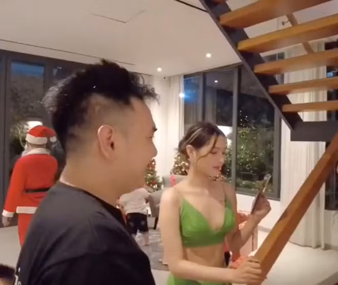 Tuy nhiên điều khiến nhiều người chú ý là trang phục của Xoài Non trong buổi tiệc. Vợ streamer Xemesis mặc một chiếc áo gần giống như áo ngực, khá hớ hênh dù có rất nhiều người.