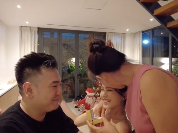 Cụ thể, tại bữa tiệc tại biệt thự mới của anh trai, vợ chồng streamer Xemesis đã tặng mẹ một đôi bông tai kim cương. Nhận món quà, mẹ anh chàng rất bất ngờ và vui mừng, liên tục ôm hôn con dâu thắm thiết.