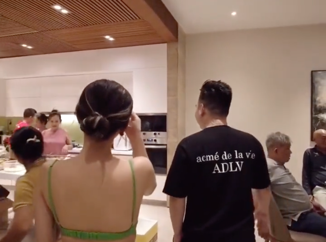 Trước đó, Xemesis có giải thích rằng đây là bữa tiệc khá đông người, không chỉ có gia đình mà còn một vài người bạn.