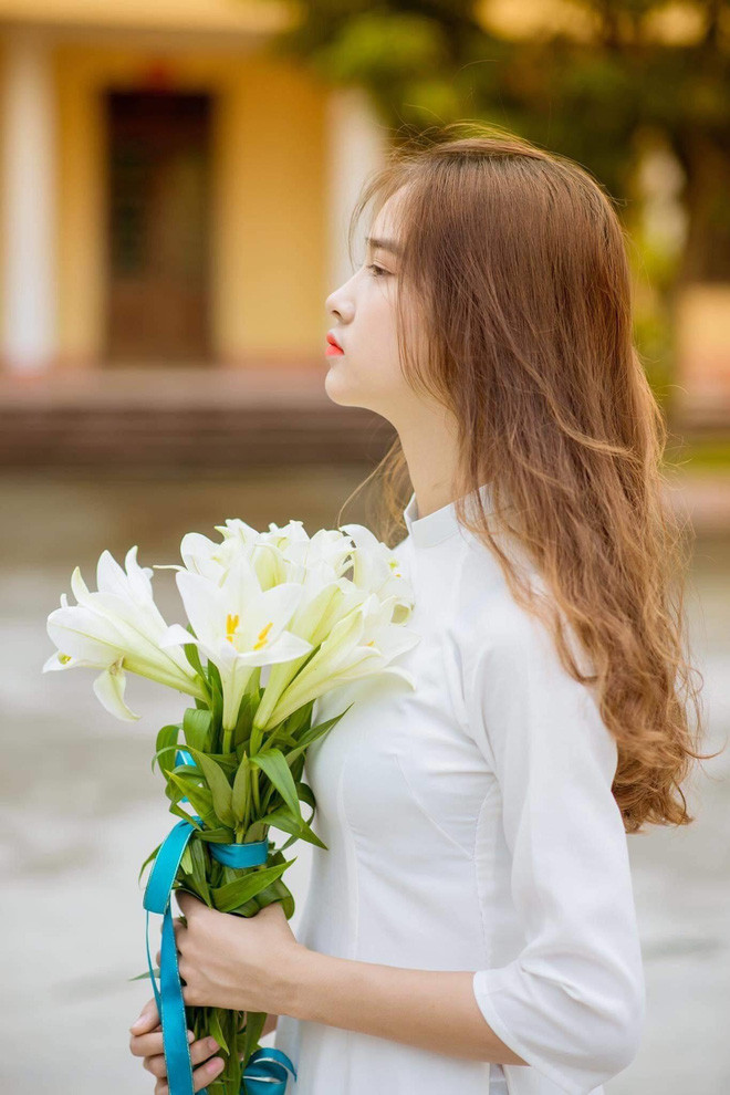 Theo Hồng Sơn chia sẻ, những bức ảnh chụp lén được anh chàng “chụp trộm” khi bắt gặp cô gái đứng trú mưa. Vốn đam mê nhiếp ảnh, chiếc máy ảnh là vật bất ly thân nên khoảnh khắc nổi bật của cô gái được chàng công anh nhanh tay lưu lại.