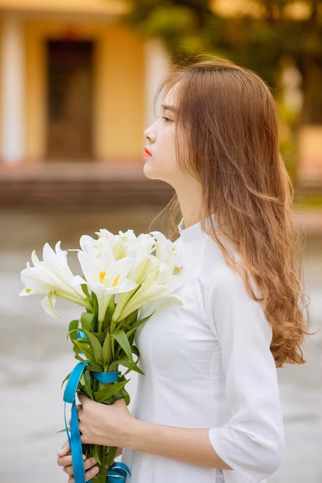 Theo Hồng Sơn chia sẻ, những bức ảnh chụp lén được anh chàng “chụp trộm” khi bắt gặp cô gái đứng trú mưa. Vốn đam mê nhiếp ảnh, chiếc máy ảnh là vật bất ly thân nên khoảnh khắc nổi bật của cô gái được chàng công anh nhanh tay lưu lại.