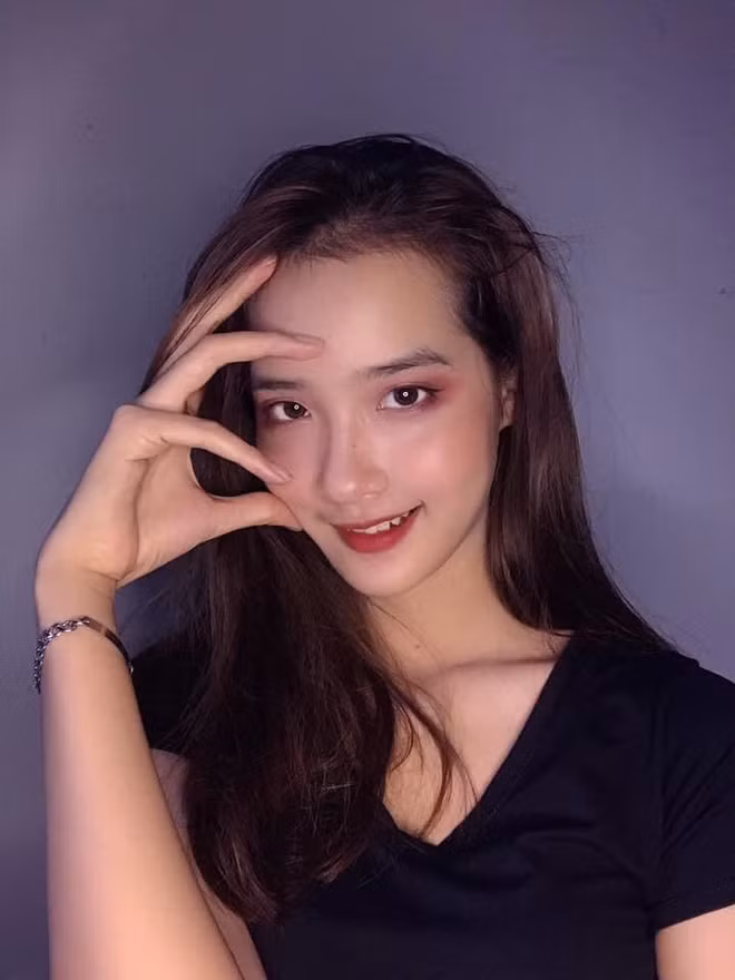 Chủ nhân của những bức ảnh chụp lén Lưu Thu Trang là chàng thiếu uý Công an có tên Dương Hồng Sơn (23 tuổi, Hà Nội).