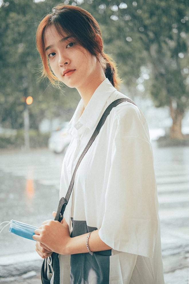 Dù chỉ đang đứng trú mưa và hoàn toàn không biết mình bị chụp lén, nhưng ở cô gái vẫn toát ra thần thái vô cùng cuốn hút.