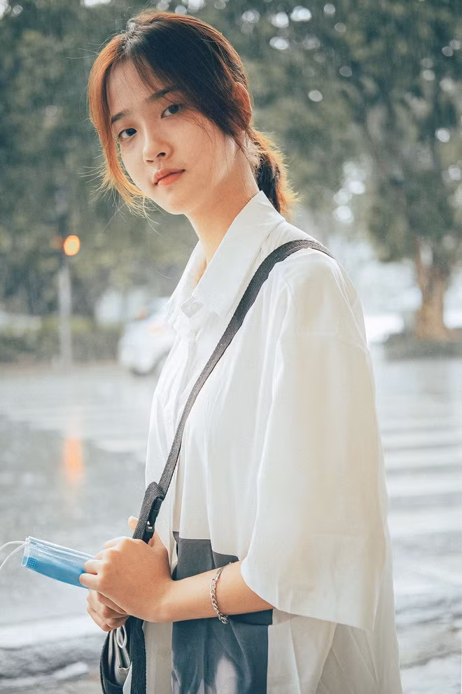 Dù chỉ đang đứng trú mưa và hoàn toàn không biết mình bị chụp lén, nhưng ở cô gái vẫn toát ra thần thái vô cùng cuốn hút.
