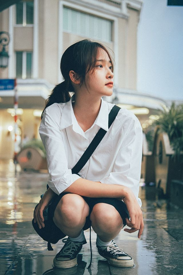 Cụ thể, Hồng Sơn chia sẻ: "Hôm ấy tầm 6 giờ chiều, mình đi làm về, đang đi thì bỗng dưng trời đổ mưa rất to. Đến đoạn ngã tư Đinh Tiên Hoàng và Tràng Tiền (quận Hoàn Kiếm) mình quyết định đứng lại bên vỉa hè có mái che của mấy hàng quán để trú mưa...