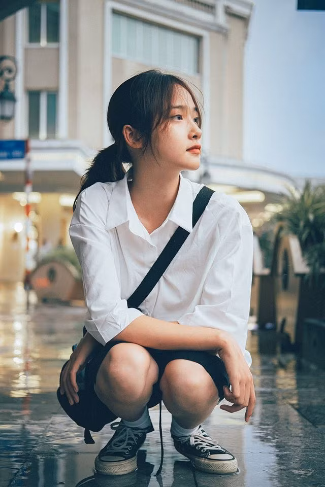 Cụ thể, Hồng Sơn chia sẻ: "Hôm ấy tầm 6 giờ chiều, mình đi làm về, đang đi thì bỗng dưng trời đổ mưa rất to. Đến đoạn ngã tư Đinh Tiên Hoàng và Tràng Tiền (quận Hoàn Kiếm) mình quyết định đứng lại bên vỉa hè có mái che của mấy hàng quán để trú mưa...