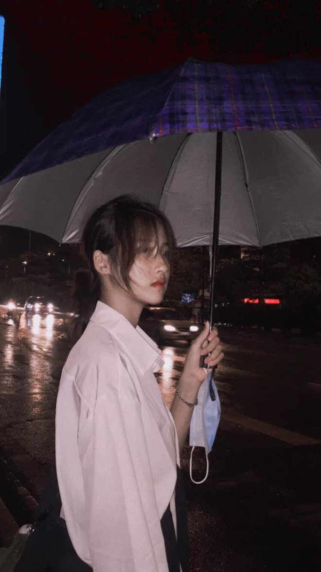 Dân tình không quên truy tìm info nàng “hot girl trú mưa” này. Theo đó, nữ chính trong loạt ảnh này có tên Lưu Thị Thu Trang, 19 tuổi, hiện là sinh viên trường Đại học Công nghiệp Dệt may Hà Nội.