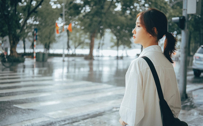 Sau khi những bức ảnh chụp lén lúc trú mưa của Hồng Sơn được đăng tải, ngay lập tức thu về hàng nghìn lượt yêu thích.