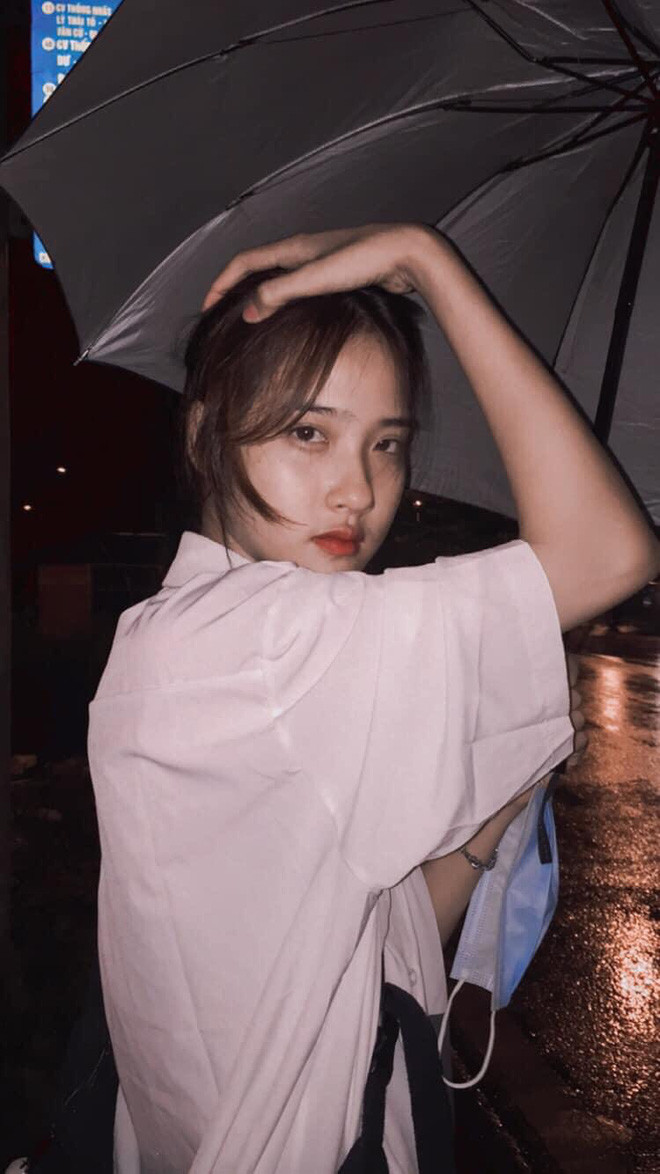 “Em rất bất ngờ khi thấy ảnh mình trên page, em mới biết khi được bạn bè tag vào thôi. Hôm đó em đi chơi với bạn, đúng hôm mưa to mà không có áo mưa nên phải vào trú tạm. Đang buồn lắm, mặt ỉu xìu, vậy mà lại được anh kia chụp lại. Lúc chụp thì em không biết, có lúc cũng nhìn thấy anh ý cầm máy ảnh, nhưng em tưởng anh ý chụp cảnh trời mưa thôi". Nữ sinh Thái Nguyên chia sẻ với báo chí.
